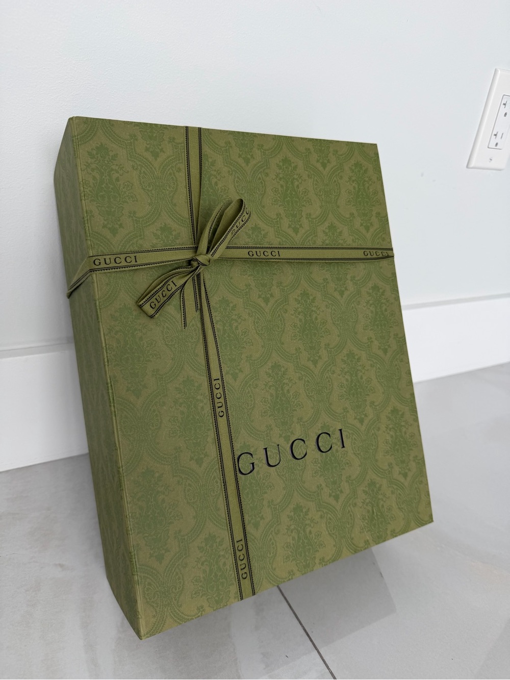 Gucci Large Green Magnetic Close Gift Box with Logo Ribbon